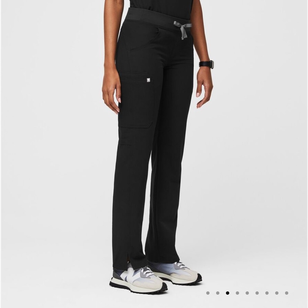 FIGS kade cargo scrub